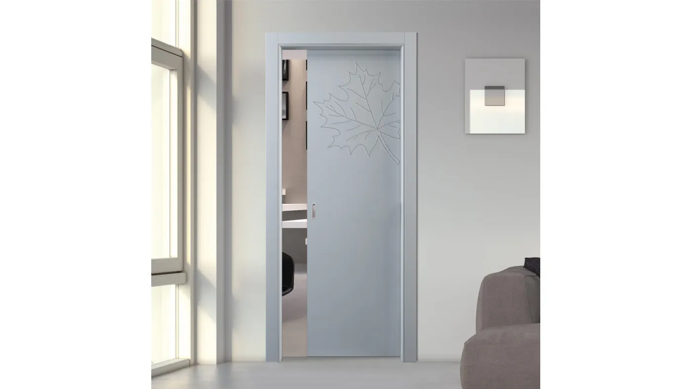 Porta a scomparsa in legno decorato