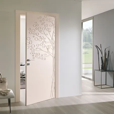 Porta battente in legno decorato