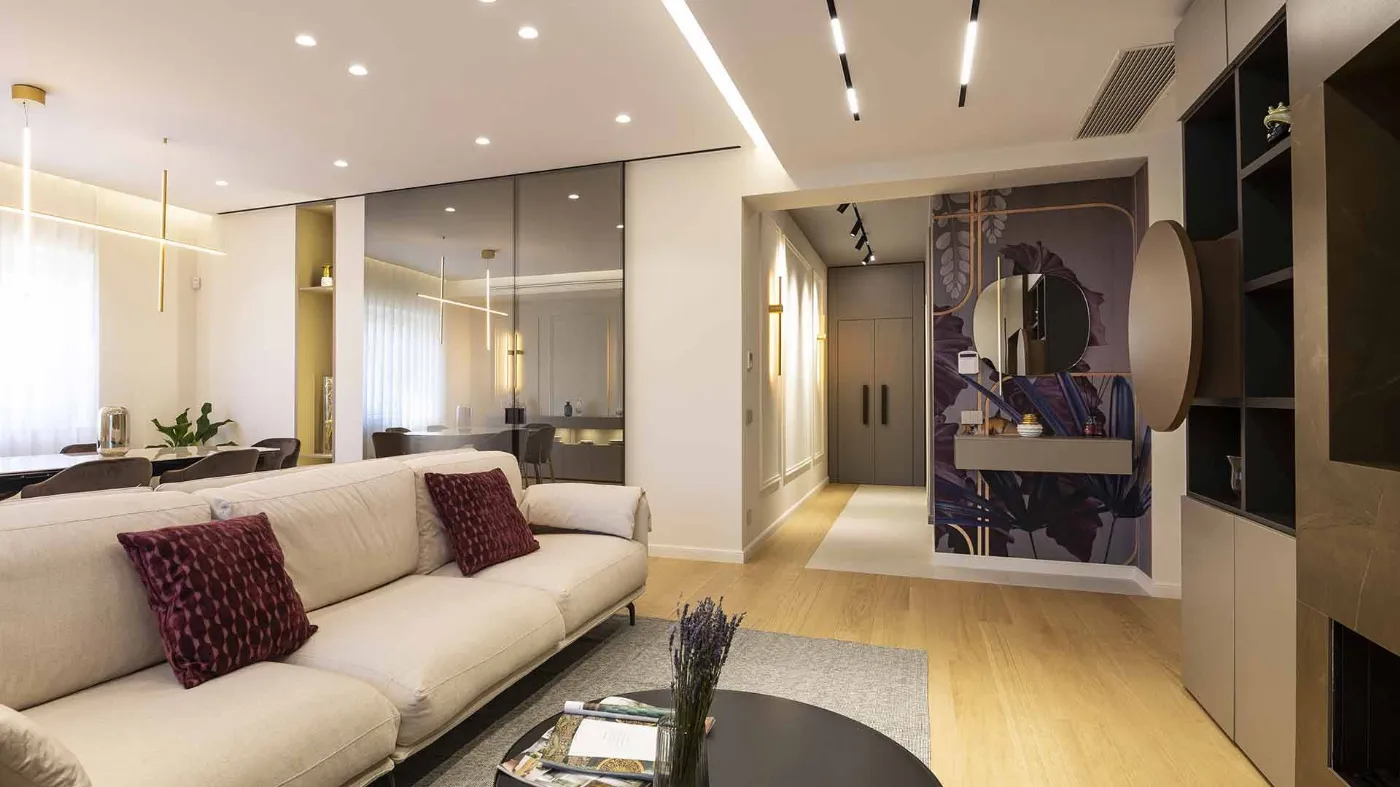 Luce e trasparenza tra soggiorno e cucina