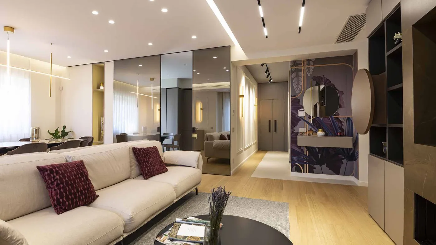 Luce e trasparenza tra soggiorno e cucina