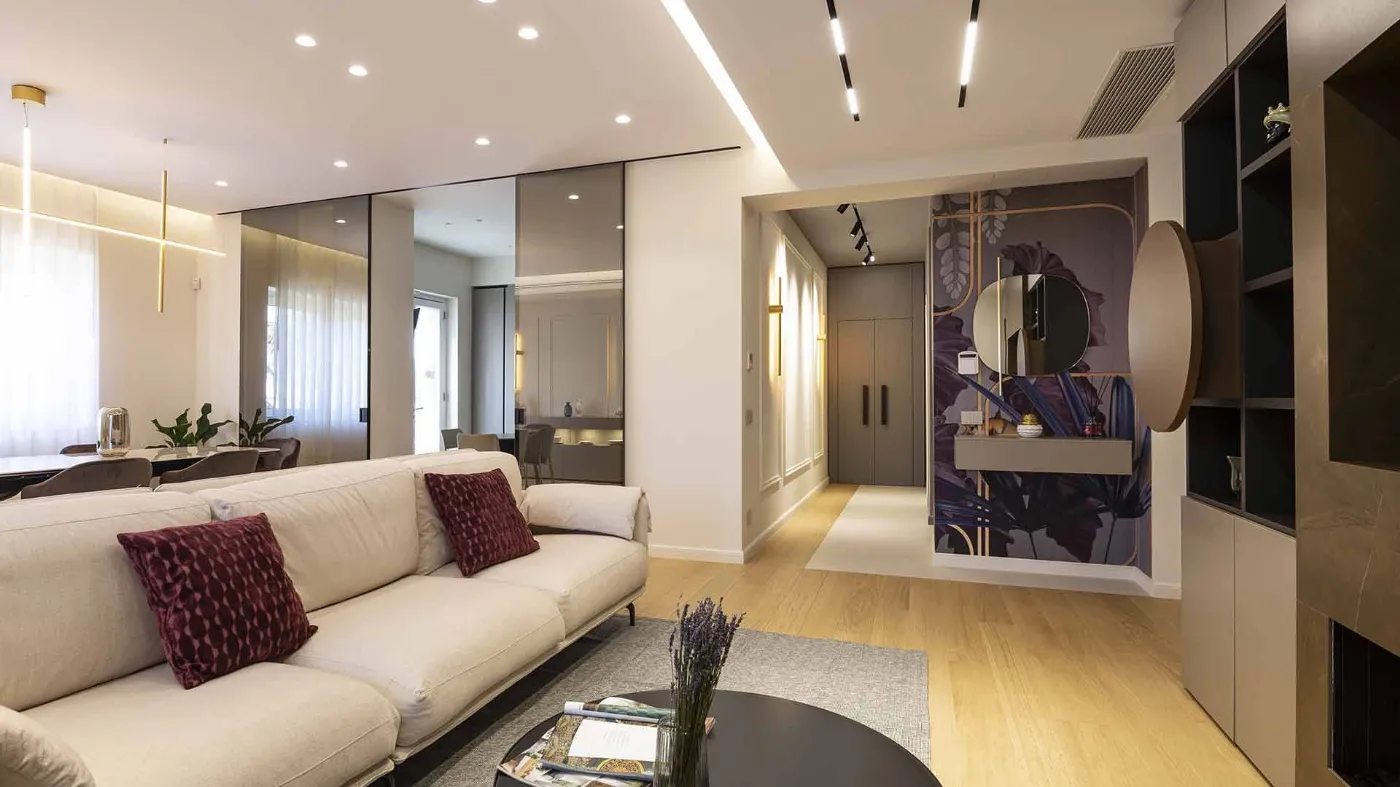 Luce e trasparenza tra soggiorno e cucina