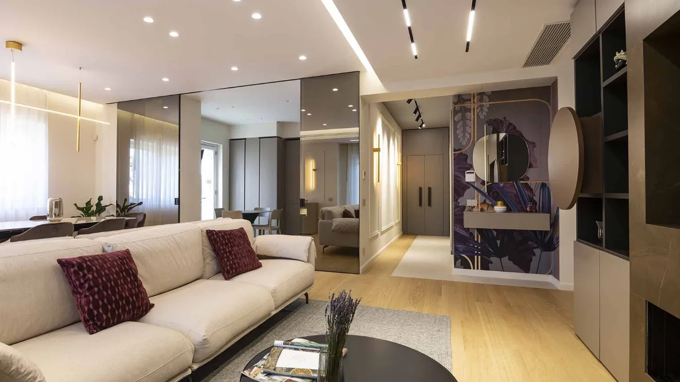 Luce e trasparenza tra soggiorno e cucina